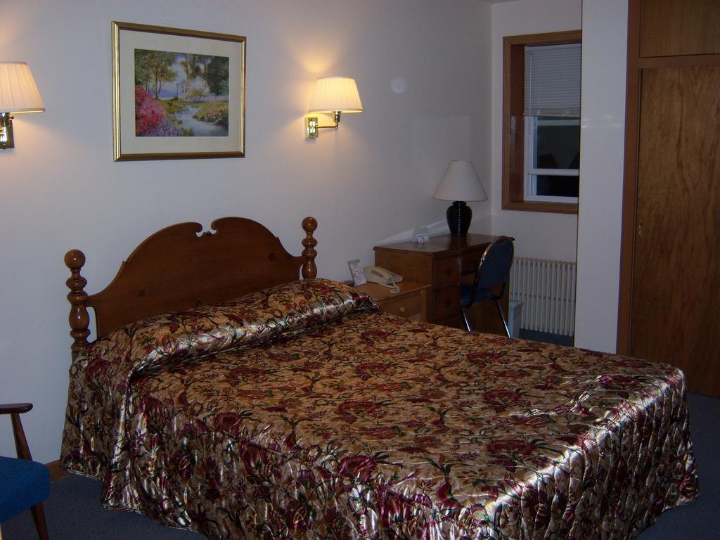 Travelers Inn Motel Ігл-Рівер Номер фото