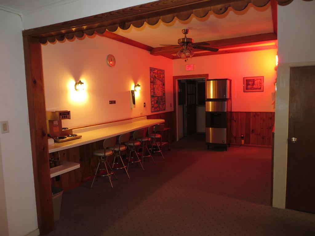 Travelers Inn Motel Ігл-Рівер Екстер'єр фото
