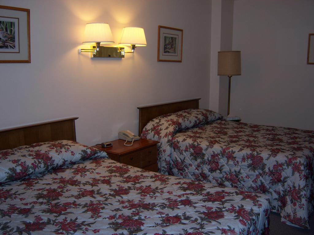 Travelers Inn Motel Ігл-Рівер Номер фото